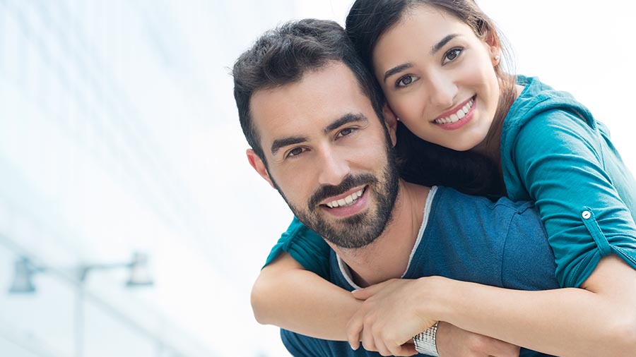 Pareja disfrutando tras la operación de vasectomía