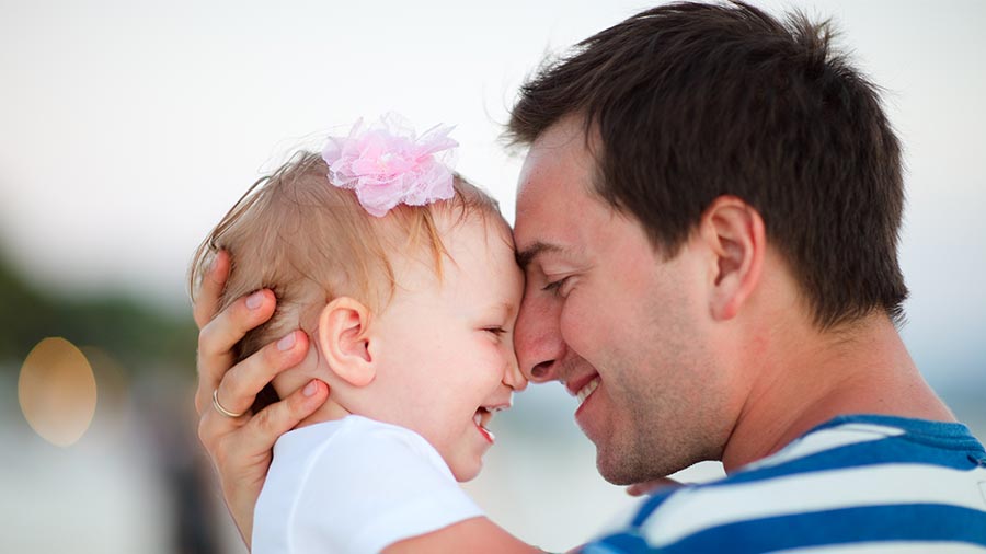 Padre e hijo tras el resultado de la prueba de paternidad